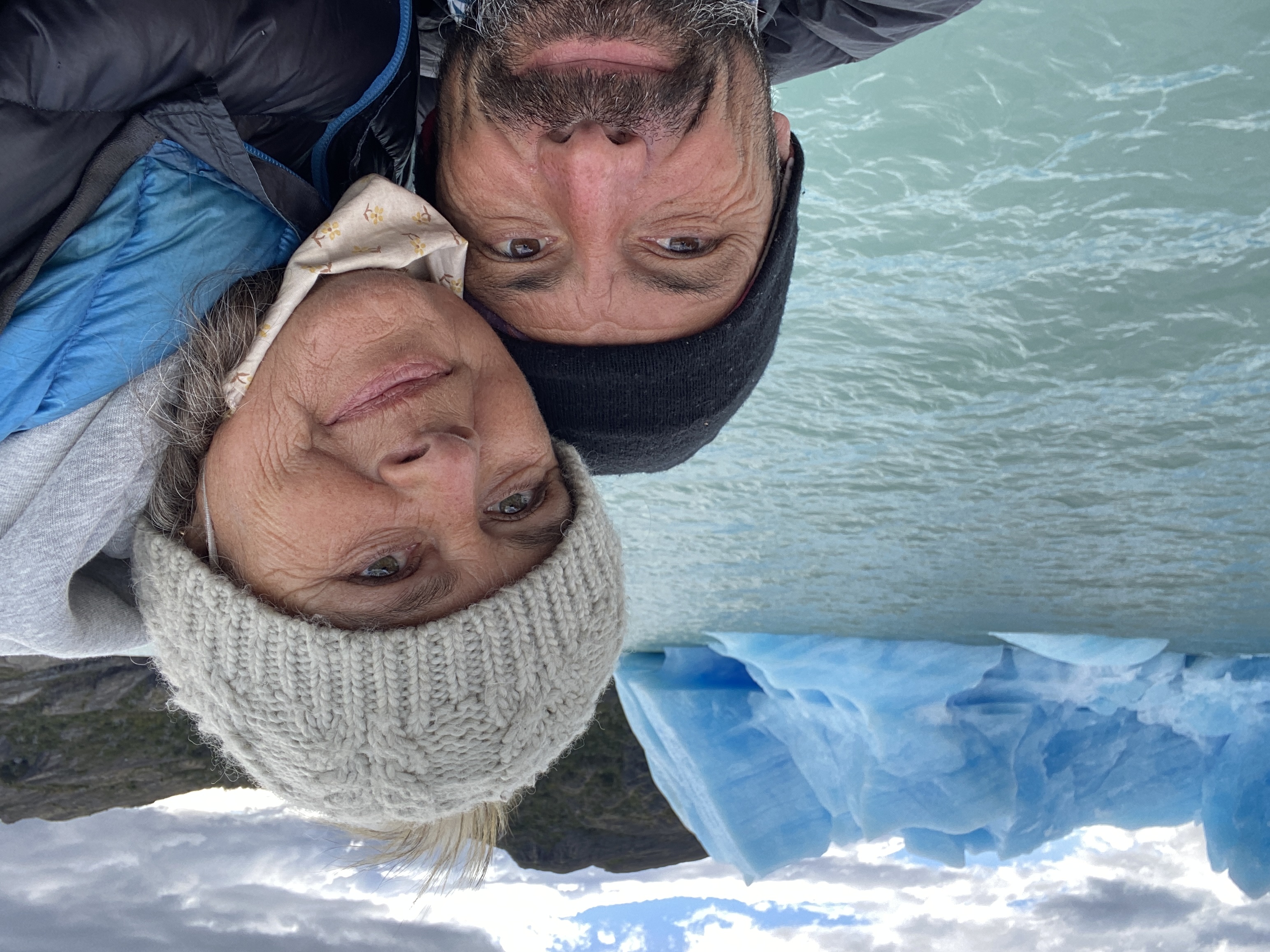 Isa et Manu devant un glacier
